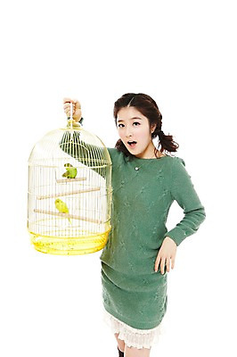 포토 JPG 스튜디오촬영 동물 라이프스타일 여자 포즈 두마리 모션 조류 함께함 실내 한명 서기 들기 사람 동양인 상반신 20대 성인 라이프 한국인 앵무새 새장 반려 여자만 여자한명만 성인여자만 청년만 청년여자만 성인한명만 청년여자한명만 성인여자한명만 성인만 국내포토 1 컨셉 2 인종 청년 내부 생활 케이지 파일형식