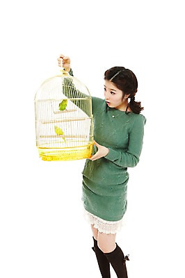 포토 JPG 스튜디오촬영 전신 동물 라이프스타일 응시 여자 포즈 두마리 모션 조류 함께함 실내 한명 서기 미소 들기 사람 동양인 20대 성인 라이프 한국인 앵무새 새장 반려 여자만 여자한명만 성인여자만 청년만 청년여자만 성인한명만 청년여자한명만 성인여자한명만 성인만 국내포토 1 시선 컨셉 2 표정 인종 청년 내부 생활 케이지 파일형식