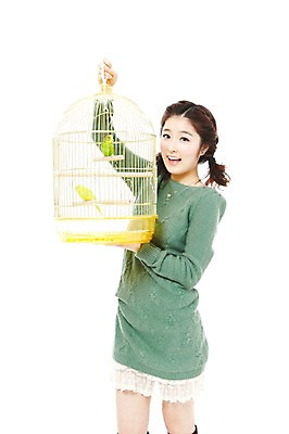 포토 JPG 스튜디오촬영 동물 라이프스타일 여자 포즈 두마리 모션 조류 함께함 실내 한명 서기 미소 웃음 들기 사람 동양인 상반신 20대 성인 라이프 한국인 앵무새 새장 반려 여자만 여자한명만 성인여자만 청년만 청년여자만 성인한명만 청년여자한명만 성인여자한명만 성인만 국내포토 1 컨셉 2 표정 인종 청년 내부 생활 케이지 파일형식