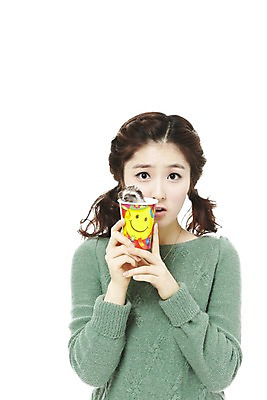 포토 JPG 스튜디오촬영 동물 한마리 라이프스타일 여자 포즈 포유류 모션 함께함 실내 한명 서기 미소 웃음 들기 사람 동양인 상반신 20대 성인 라이프 컵 한국인 종이컵 고슴도치 반려 여자만 여자한명만 성인여자만 청년만 청년여자만 성인한명만 청년여자한명만 성인여자한명만 성인만 국내포토 1 식기 컨셉 표정 인종 청년 내부 생활 일회용 파일형식