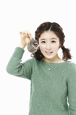 포토 JPG 스튜디오촬영 동물 한마리 라이프스타일 여자 포즈 포유류 모션 함께함 실내 한명 서기 미소 웃음 들기 사람 동양인 상반신 20대 성인 라이프 한국인 고슴도치 반려 여자만 여자한명만 성인여자만 청년만 청년여자만 성인한명만 청년여자한명만 성인여자한명만 성인만 국내포토 1 컨셉 표정 인종 청년 내부 생활 파일형식