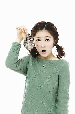 포토 JPG 스튜디오촬영 동물 한마리 라이프스타일 여자 포즈 포유류 모션 함께함 실내 한명 서기 들기 사람 동양인 상반신 20대 성인 라이프 한국인 고슴도치 반려 여자만 여자한명만 성인여자만 청년만 청년여자만 성인한명만 청년여자한명만 성인여자한명만 성인만 국내포토 1 컨셉 인종 청년 내부 생활 파일형식