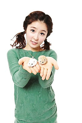 포토 JPG 스튜디오촬영 동물 라이프스타일 여자 포즈 두마리 포유류 모션 함께함 실내 한명 서기 미소 웃음 들기 사람 동양인 상반신 20대 성인 라이프 반려동물 한국인 햄스터 보여주기 반려 여자만 여자한명만 성인여자만 청년만 청년여자만 성인한명만 청년여자한명만 성인여자한명만 성인만 국내포토 1 컨셉 2 표정 인종 청년 내부 생활 설치류 파일형식