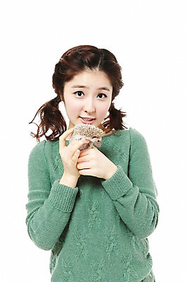 포토 JPG 스튜디오촬영 동물 한마리 라이프스타일 여자 포즈 포유류 모션 함께함 실내 한명 서기 미소 웃음 들기 사람 동양인 상반신 20대 성인 라이프 한국인 고슴도치 반려 여자만 여자한명만 성인여자만 청년만 청년여자만 성인한명만 청년여자한명만 성인여자한명만 성인만 국내포토 1 컨셉 표정 인종 청년 내부 생활 파일형식