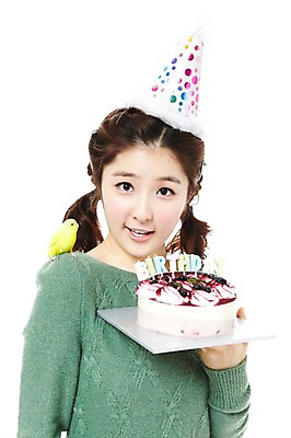 포토 JPG 스튜디오촬영 동물 한마리 라이프스타일 여자 포즈 초 모션 조류 함께함 실내 한명 서기 미소 웃음 들기 사람 동양인 이벤트 상반신 20대 성인 라이프 파티 케이크 한국인 생일파티 생일 생일케이크 앵무새 반려 여자만 여자한명만 성인여자만 청년만 청년여자만 성인한명만 청년여자한명만 성인여자한명만 성인만 국내포토 1 기념일 컨셉 디저트 표정 인종 청년 내부 생활 파일형식