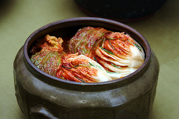 포토 JPG 한국문화 한식 반찬 김치 실내 사람없음 항아리 담기 발효 발효음식 김장독 국내포토 동양문화 음식 모션 한국 내부 도자기 파일형식