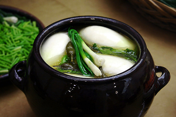 포토 JPG 한국문화 한식 음식 반찬 김치 실내 사람없음 항아리 무 겨울음식 파 물김치 동치미 국내포토 동양문화 겨울 채소 뿌리채소 한국 내부 도자기 파일형식