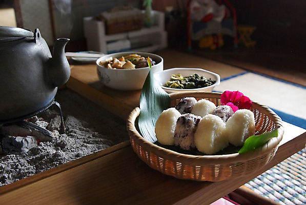 포토 JPG 한국문화 한식 음식 주전자 떡 실내 사람없음 전통음식 화로 채반 국내포토 동양문화 전통 그릇 주방용품 한국 내부 파일형식