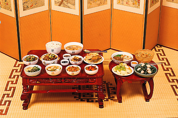 포토 JPG 한국문화 한식 밥 반찬 떡 실내 사람없음 상차림 전 국 나물 병풍 한정식 교자상 백반 국내포토 동양문화 음식 채소 탁자 한국 내부 정식 파일형식