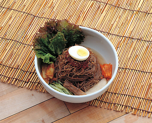 포토 JPG 한국문화 한식 음식 여름음식 실내 사람없음 면류 커튼 냉면 제철음식 국내포토 동양문화 한국 내부 제철 파일형식 여름_계절