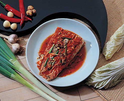 포토 JPG 한국문화 접시 한식 반찬 김치 실내 마늘 사람없음 배추 홍고추 발효 생강 발효음식 대파 김장재료 국내포토 동양문화 식기 음식 채소 식재료 고추 한국 내부 김장 파 파일형식