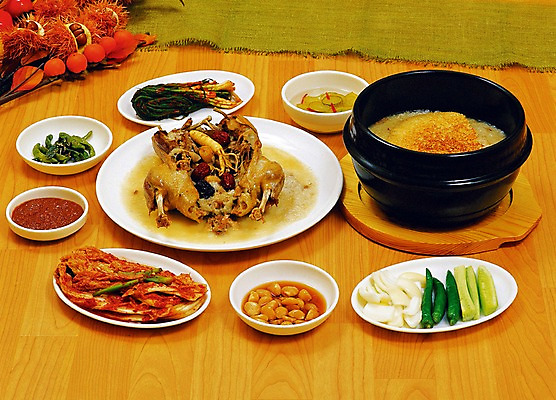 포토 JPG 한국문화 한식 음식 채소 반찬 여름음식 김치 실내 육류 사람없음 닭고기 뚝배기 삼계탕 제철음식 국내포토 동양문화 식재료 한국 내부 보양식 제철 파일형식 여름_계절