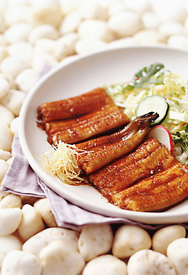 포토 JPG 한국문화 한식 음식 채소 실내 어류 사람없음 조약돌 장어 장어구이 국내포토 동양문화 한국 내부 수중동물 돌_바위 생선요리 파일형식