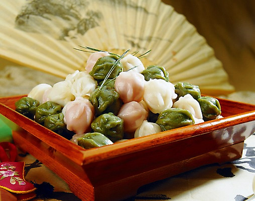 포토 JPG 한국문화 한식 음식 떡 실내 사람없음 전통음식 부채 송편 솔잎 국내포토 동양문화 전통 잎 한국 내부 파일형식