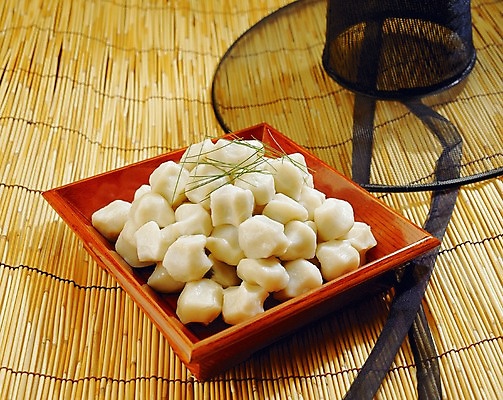 포토 JPG 한국문화 한식 음식 떡 실내 사람없음 전통음식 송편 솔잎 국내포토 갓모자 모자_잡화 동양문화 전통 잎 전통소품 한국 내부 파일형식