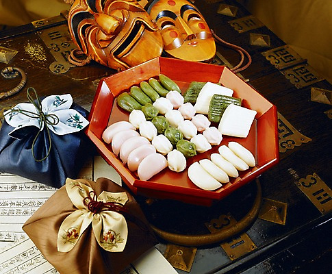 포토 JPG 한국문화 한식 음식 떡 실내 사람없음 전통음식 보자기 송편 탈 인절미 국내포토 동양문화 전통 한국 가면 내부 파일형식 천_직물