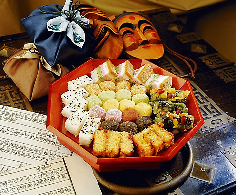 포토 JPG 한국문화 한식 음식 떡 실내 선물 사람없음 전통음식 보자기 탈 경단 술떡 국내포토 동양문화 전통 한국 가면 내부 파일형식 천_직물