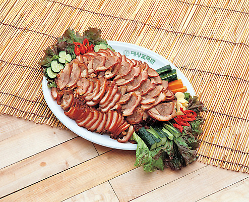 포토 JPG 한식 음식 채소 오이 실내 육류 사람없음 당근 상추 족발 나무발 돼지족발 나무배경 국내포토 백그라운드 식재료 뿌리채소 돼지고기 내부 파일형식