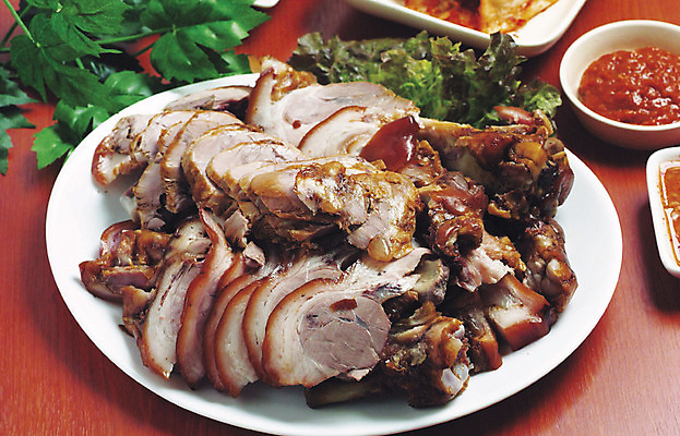 포토 JPG 접시 한식 음식 잎 채소 반찬 실내 육류 사람없음 상추 종지 쌈장 족발 돼지족발 빨간배경 국내포토 식물 그릇 식기 백그라운드 식재료 돼지고기 내부 빨간색 양념 파일형식