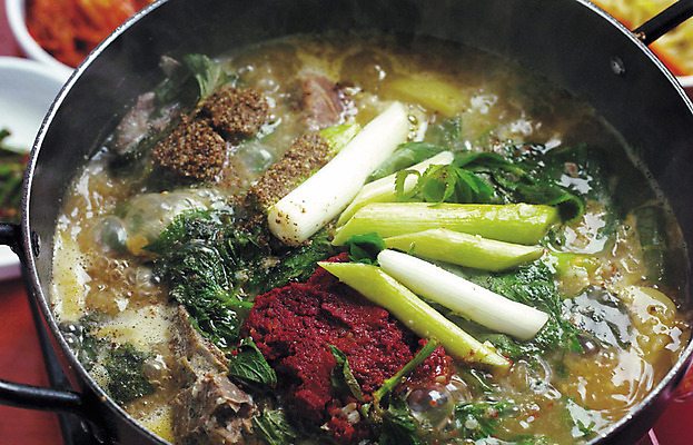 포토 JPG 한국문화 한식 음식 실내 사람없음 감자탕 뼈다귀해장국 국내포토 동양문화 한국 내부 해장국 파일형식