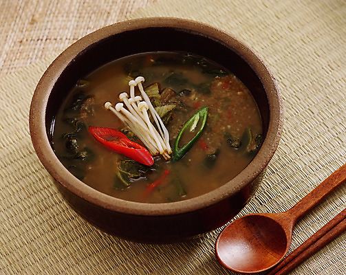 포토 JPG 한국문화 한식 음식 젓가락 수저 실내 사람없음 숟가락 뚝배기 감자탕 뼈다귀해장국 국내포토 동양문화 식기 한국 내부 해장국 파일형식