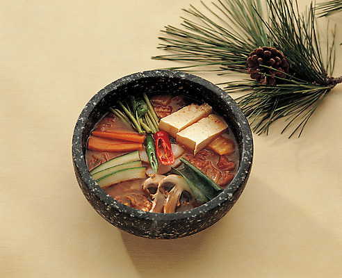 포토 JPG 한식 음식 실내 사람없음 장식 뚝배기 솔방울 솔잎 버섯탕 국내포토 잎 내부 탕 파일형식