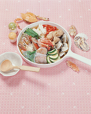 포토 JPG 그릇 한식 조개 실내 어류 사람없음 숟가락 꽃게 게 껍질 조미료 조개껍데기 냄비 해산물 국자 해물탕 분홍색배경 국내포토 식기 음식 분홍색 백그라운드 주방용품 어패류 수저 갑각류 내부 수중동물 솥 향미료 파일형식