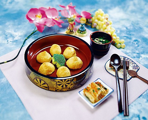 JPG 꽃 음식 인형 과일 젓가락 포도 반찬 김치 수저 실내 요리 사람없음 장식 숟가락 초밥 매트 부채 천 국물 조화 헝겊 유부초밥 일본음식 식물 식기 한식 내부 직물 파일형식 천_직물