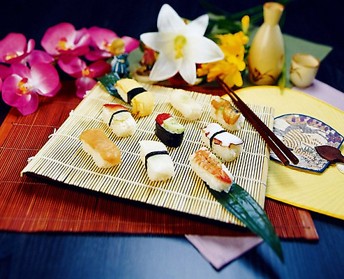 JPG 꽃 음식 술잔 젓가락 술병 실내 요리 사람없음 장식 초밥 부채 대나무발 모듬초밥 일본음식 식물 병_용기 잔 주류 수저 내부 모듬 파일형식