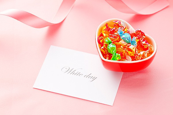 포토 JPG 스튜디오촬영 그릇 기념일 줄 화이트데이 디저트 실내 사탕 선물 이벤트 사람없음 하트 끈 국내포토 카드프레임 모양 식기 음식 데이이벤트 프레임 내부 파일형식