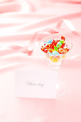 포토 JPG 스튜디오촬영 기념일 줄 화이트데이 디저트 잔 실내 사탕 선물 이벤트 사람없음 컵 끈 국내포토 카드프레임 식기 음식 데이이벤트 프레임 내부 파일형식