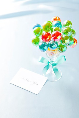 포토 JPG 스튜디오촬영 기념일 리본 화이트데이 디저트 잔 실내 사탕 선물 이벤트 사람없음 컬러풀 여러개 사탕다발 국내포토 카드프레임 식기 음식 컬러 다수 데이이벤트 프레임 내부 파일형식