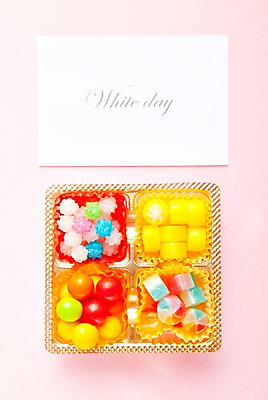 포토 JPG 스튜디오촬영 기념일 화이트데이 디저트 실내 사탕 선물 이벤트 사람없음 선물상자 상자 다양 국내포토 카드프레임 음식 다수 데이이벤트 프레임 내부 파일형식