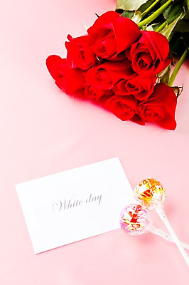 포토 JPG 스튜디오촬영 기념일 꽃 꽃다발 화이트데이 디저트 실내 사탕 선물 이벤트 사람없음 빨간색 장미 국내포토 카드프레임 식물 음식 컬러 데이이벤트 프레임 내부 파일형식