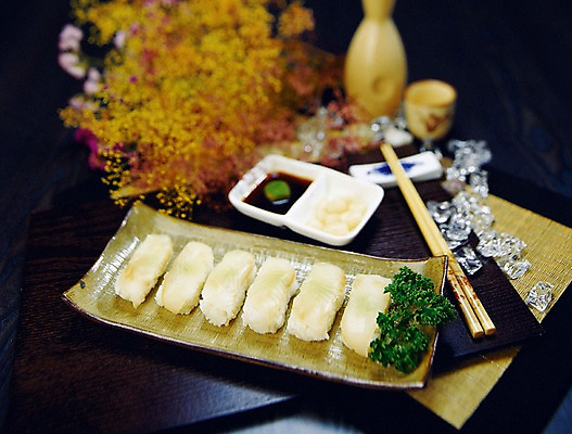 JPG 꽃 음식 술잔 젓가락 술병 실내 요리 사람없음 장식 초밥 고추냉이 생선초밥 대나무발 조화 락교 일본음식 식물 병_용기 잔 주류 수저 내부 양념 염교 파일형식