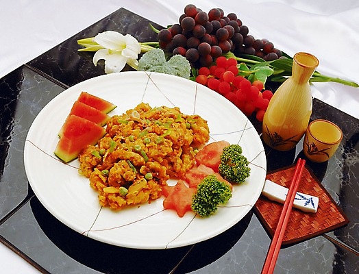 JPG 꽃 음식 과일 젓가락 포도 술병 실내 육류 요리 사람없음 장식 중식 식사 병 백합 대나무발 깐풍기 식물 식기 식재료 병_용기 주류 수저 내부 파일형식