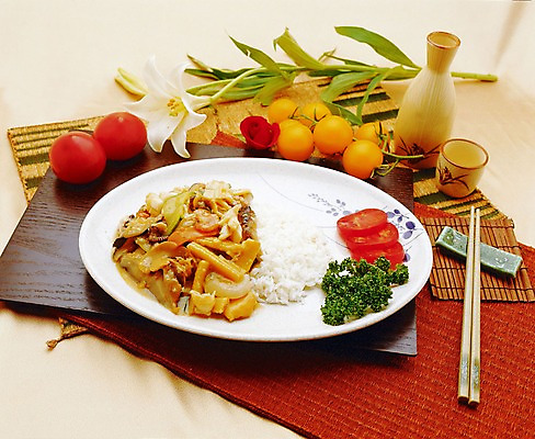 JPG 꽃 음식 토마토 채소 젓가락 술병 실내 요리 사람없음 중식 식사 백합 대나무발 잡탕밥 식물 병_용기 주류 수저 내부 파일형식