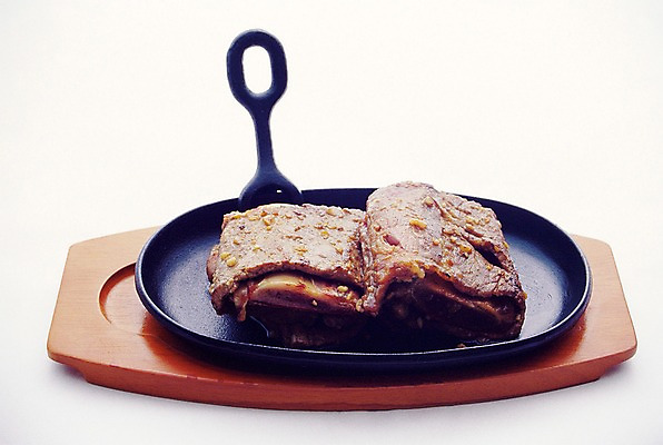 JPG 그릇 실내 육류 사람없음 소고기 흰배경 갈비 갈비구이 나무받침 소갈비 식기 백그라운드 식재료 내부 목재 흰색 구이 받침대 파일형식