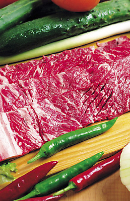 JPG 채소 고추 오이 도마 실내 생고기 육류 사람없음 소고기 육식 식재료 주방용품 내부 파일형식