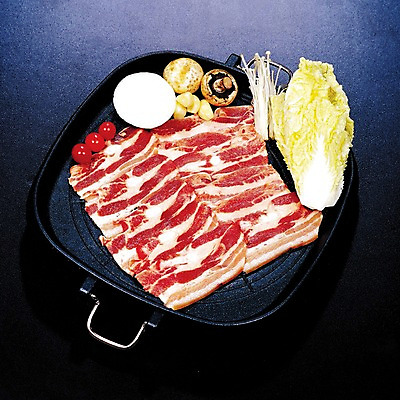 JPG 방울토마토 검은배경 양파 실내 마늘 생고기 돼지고기 사람없음 배추 삼겹살 양송이 팽이버섯 불판 백그라운드 토마토 채소 육류 내부 검은색 버섯 파일형식