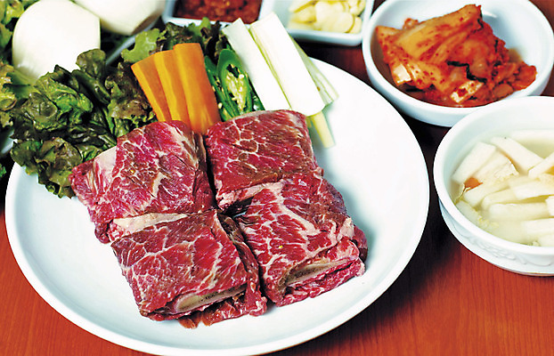 JPG 채소 반찬 김치 실내 마늘 생고기 육류 사람없음 당근 소고기 상추 갈비 백김치 나무탁자 소갈비 쌈채소 한식 음식 식재료 탁자 뿌리채소 내부 파일형식