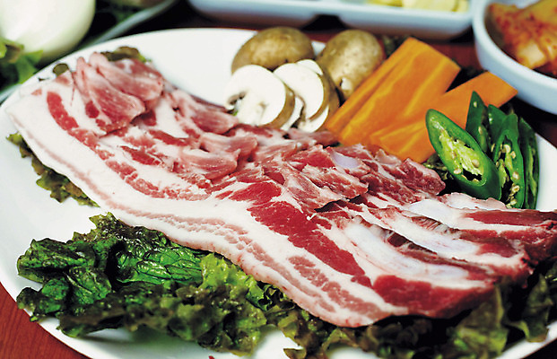 JPG 접시 채소 고추 오이 실내 생고기 육류 돼지고기 사람없음 당근 상추 삼겹살 양송이 풋고추 식기 식재료 뿌리채소 내부 버섯 파일형식