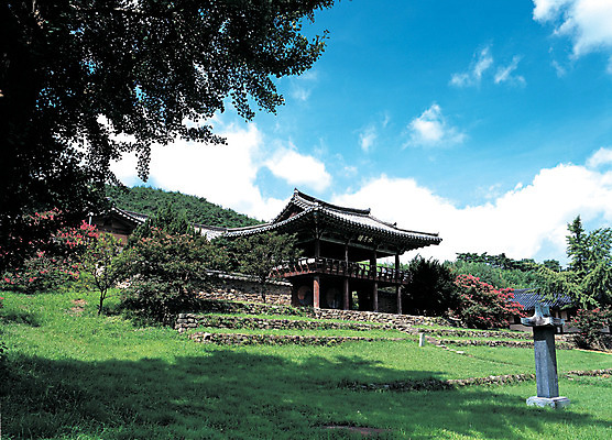 포토 JPG 나무 식물 구름 한국전통 건축물 전통문화 컬러 하늘 주택 풍경 잔디 사람없음 야외 문 문화재 풀 비석 정자 대문 대구 도동서원 서원 수월루 대구시 국내포토 자연요소 전통 건축 문화 한국 어류 건물 파일형식