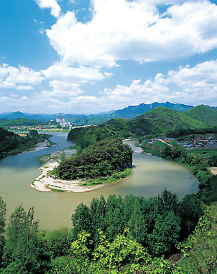 포토 JPG 나무 식물 구름 컬러 자연 하늘 산 한국 풍경 사람없음 야외 초록색 파란색 관광지 하이앵글 마을 숲 강원도 지형 한반도 영월 국내포토 자연요소 아시아 뷰포인트 여행 생태계 파일형식