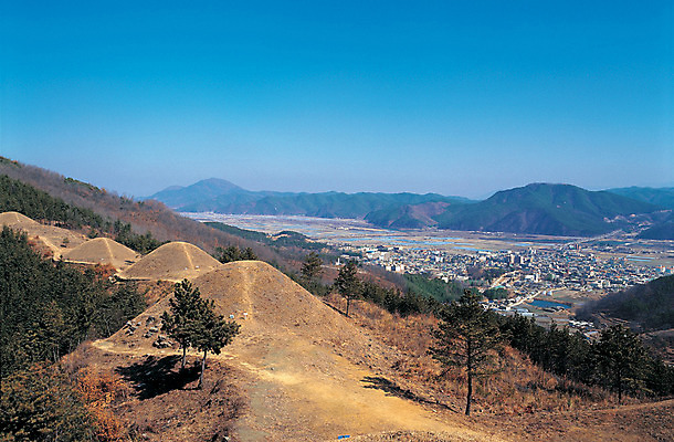 포토 JPG 나무 식물 컬러 자연 하늘 산 한국 풍경 사람없음 야외 하이앵글 마을 무덤 고령 고분 국내포토 아시아 뷰포인트 경상북도 생태계 파일형식