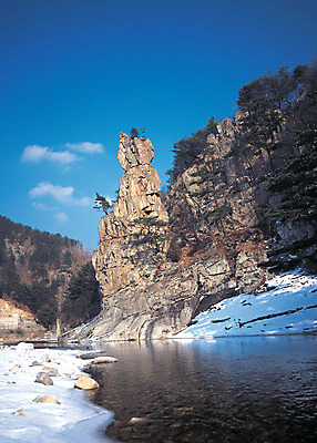 포토 JPG 나무 식물 구름 계절 로우앵글 컬러 겨울 자연 하늘 산 한국 풍경 사람없음 야외 물 절벽 흐름 돌_바위 바위 눈 경상북도 경상도 국내포토 상주시 자연요소 아시아 뷰포인트 컨셉 날씨 생태계 파일형식