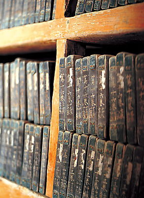 포토 JPG 문자 표지 컬러 책장 실내 사람없음 책 한자 전시 앤티크 커버 빈티지 고서 여러권 문학 정리 국내포토 가구 다수 컨셉 유물 내부 파일형식