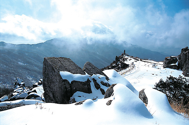 포토 JPG 구름 한국문화 계절 전통문화 컬러 겨울 자연 하늘 산 한국 풍경 야외 문화재 눈 석탑 경상북도 경상도 청도 대견사지삼층석탑 대구 비슬산 대구시 국내포토 자연요소 동양문화 전통 아시아 문화 날씨 어류 탑 생태계 대구_한국 파일형식
