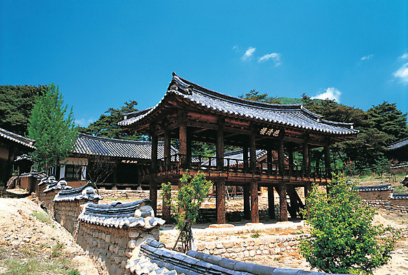 포토 JPG 나무 식물 구름 한국전통 건축물 전통문화 로우앵글 컬러 하늘 풍경 사람없음 야외 담장 문화재 정자 묵계서원 서원 안동 국내포토 자연요소 전통 건축 문화 뷰포인트 한국 경상북도 파일형식