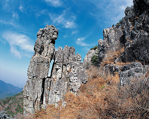 포토 JPG 구름 로우앵글 컬러 자연 하늘 산 한국 풍경 사람없음 야외 절벽 돌_바위 바위 경상북도 경상도 청도 대구 비슬산 대구시 국내포토 자연요소 아시아 뷰포인트 어류 생태계 파일형식